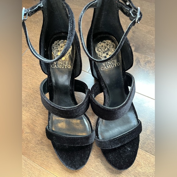 NEW VINCE CAMUTO black velvet strappy heels sz 7.5 - Picture 8 of 9